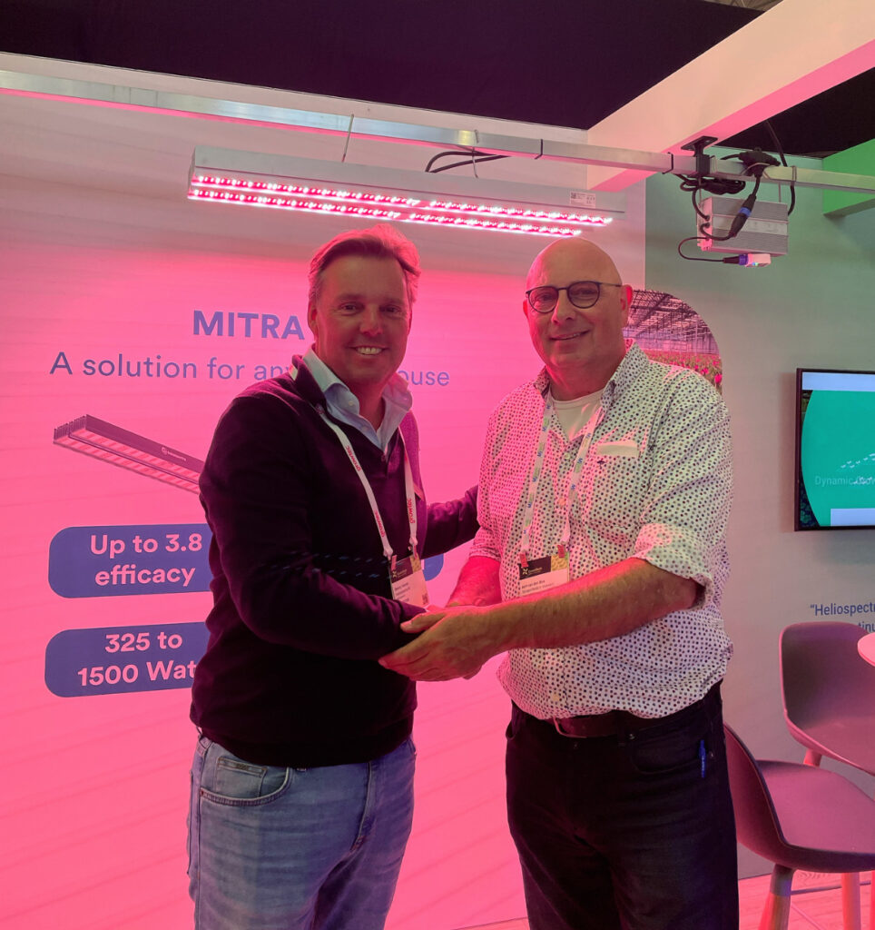 Bonny Hereen, CEO, Heliospectra shaking hands with Aart Van den Bos, Tomatoworld